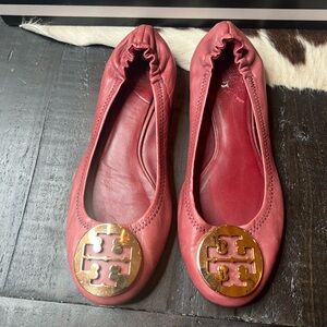 Tory Burch 6M Leather Round toe cranberry Ballet Flat Logo Shoe